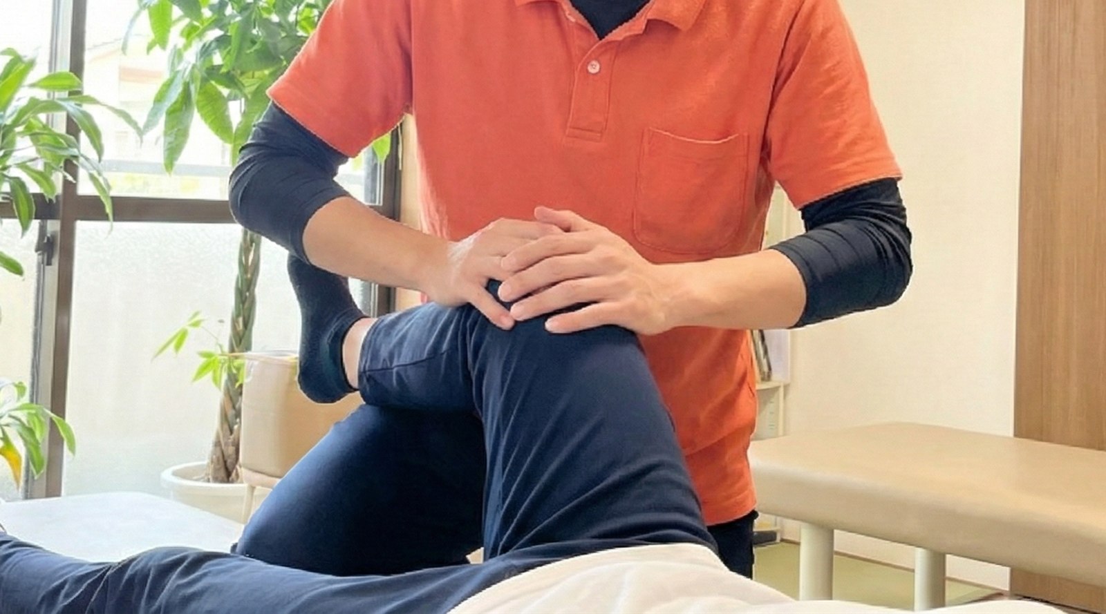 膝関節に対する徒手療法を行う様子